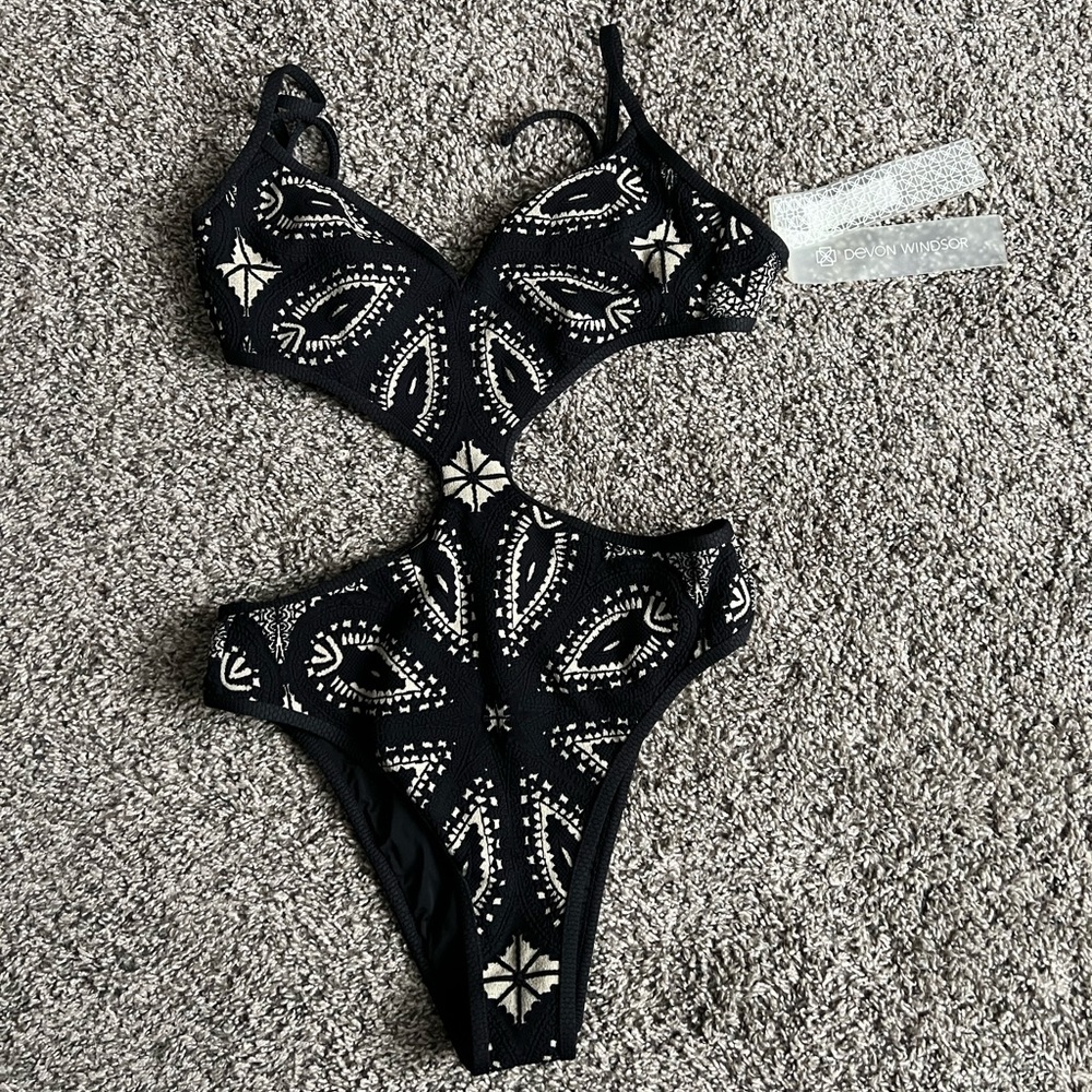 Devon Windsor Julian Full Piece NWT